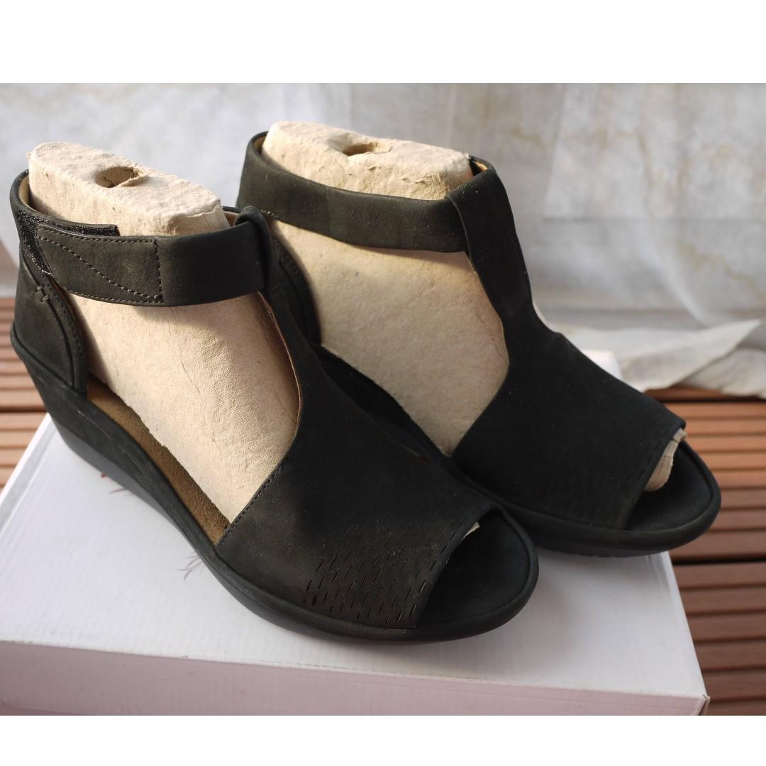 clarks unstructured black