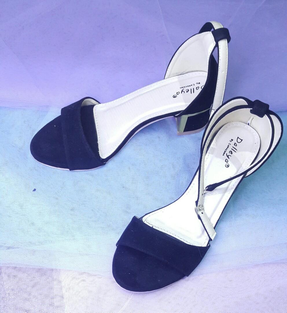 Sepatu Hak Chunky Tahu Suede Hitam Fesyen Wanita Sepatu Di Carousell