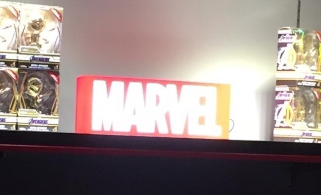 NEU Marvel Iconic Marvel Logo Mini Lightbox Hot Toys 