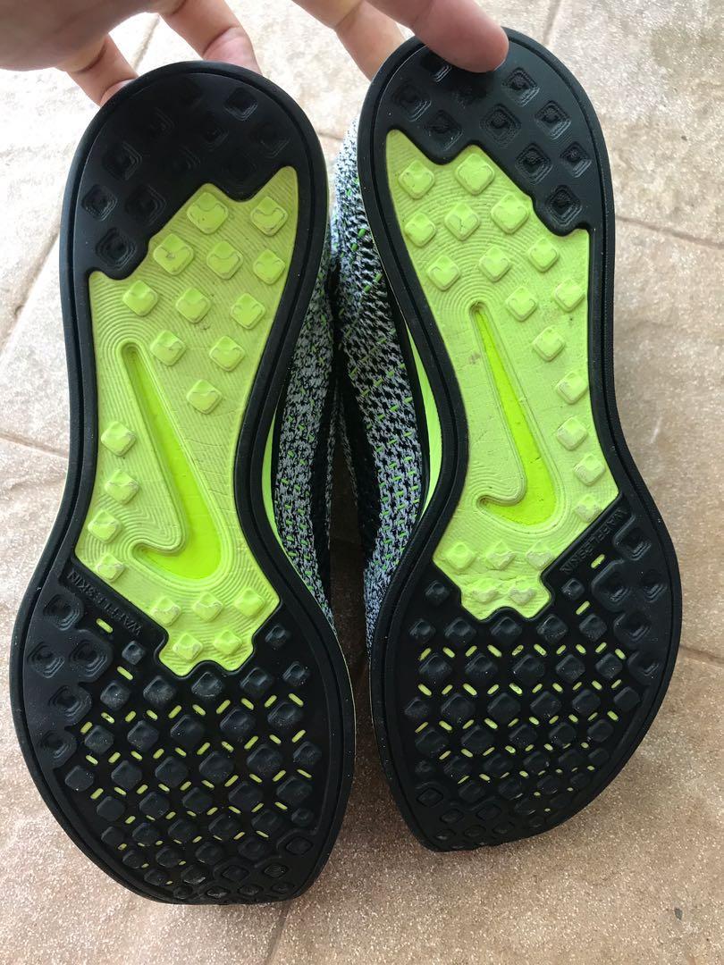nike flyknit racer oreo volt
