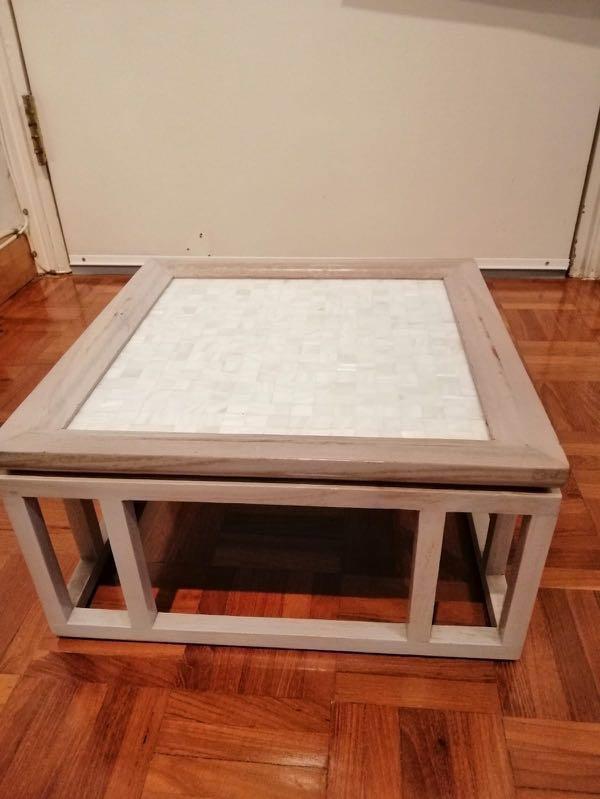 Small serving table （分類：桌子）位於 Hong Kong。 由 piyaf 提交（商品編號 217434779，圖片 1）。簡介： Light weight wood and mother of pearl table for drinks and snacks. Can be placed on sofa or floor. Dimensions length & width 14” height 7” 。