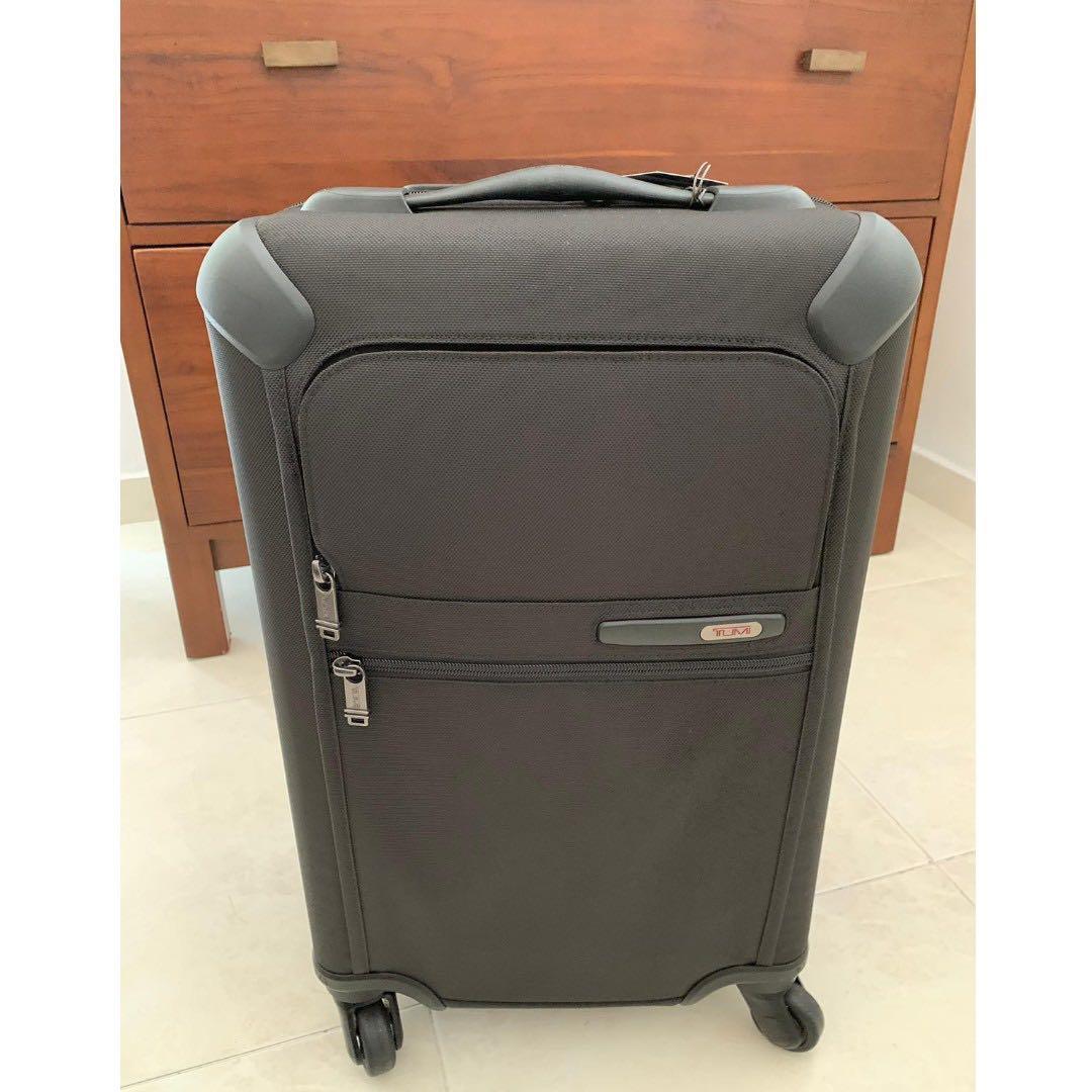 tumi international carry on size