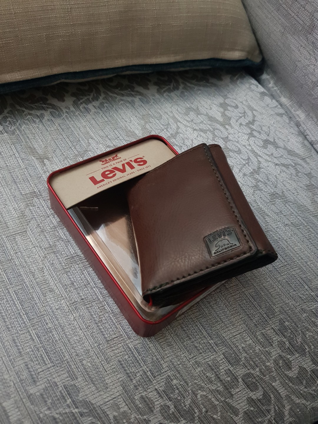BN] Levi's Men's Trifold Wallet with Stitch Detail and Logo,Brown,One Size,  Men's Fashion, Watches & Accessories, Wallets & Card Holders on Carousell
