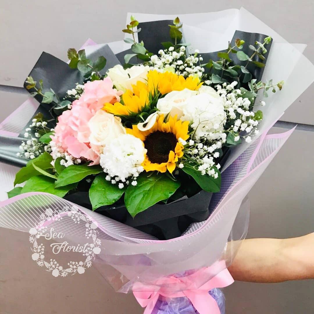 畢業花束鮮花花束graduation Bouquet Fresh Flower Bouquet 向日葵綉球玫瑰桔梗少女粉生日花束母親節花束 傢俬 家居 Gardening Plants Carousell