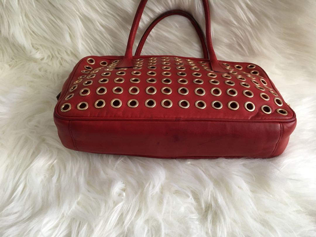 Authentic Prada bag (Category: Bags & Wallets) located in Toronto. Submitted by aryabird (Listing ID 224351579, Image 3). Description: In good condition .