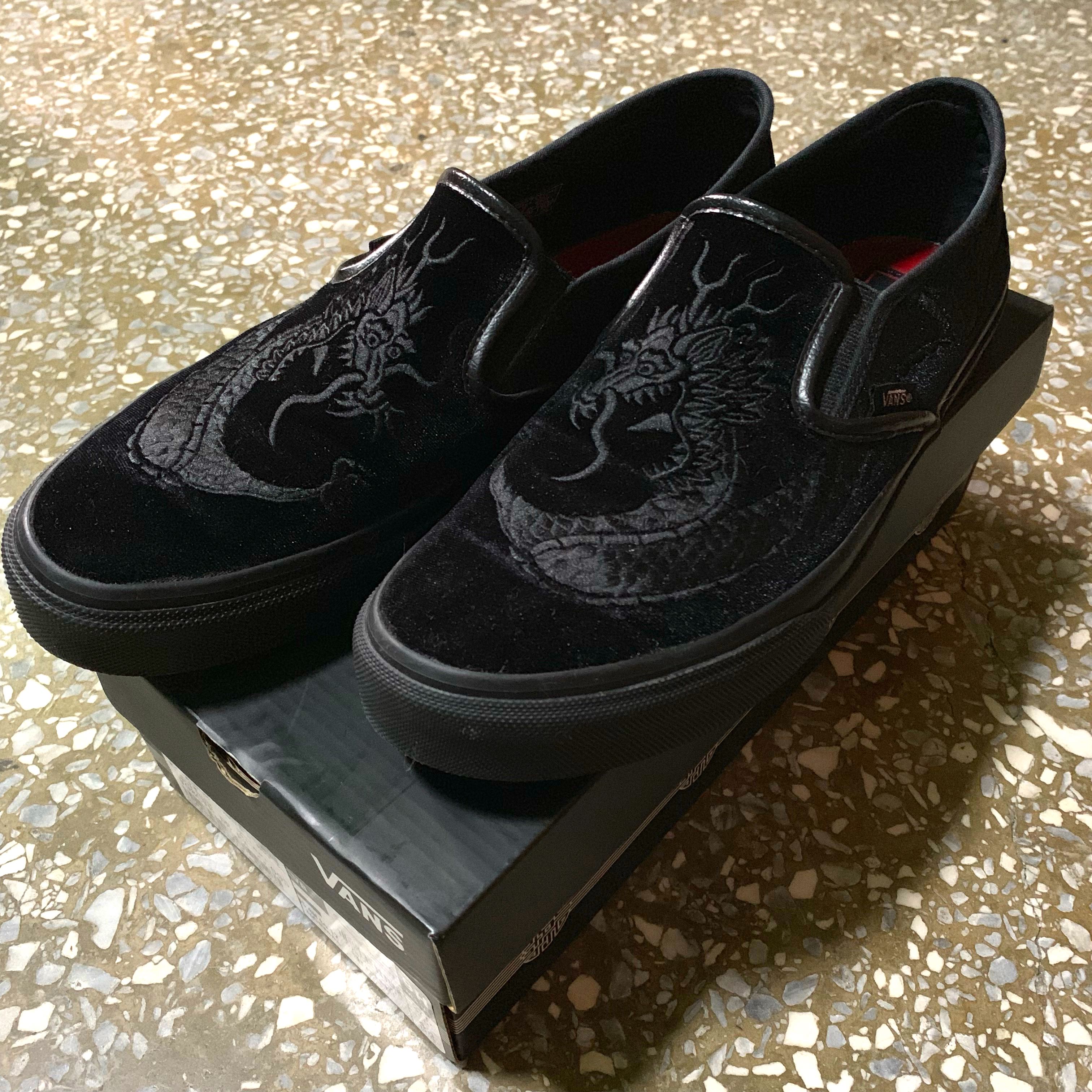 Vans x Deluxe Slip-on 黑龍刺繡絲絨懶人鞋, 他的時尚, 鞋, 運動鞋在