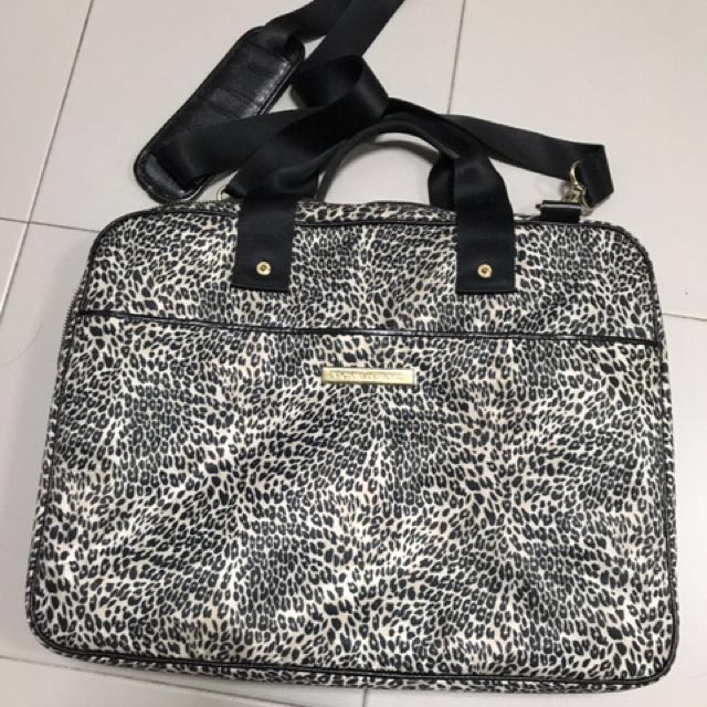 Victoria secret laptop bag, Women's Fashion, Bags & Wallets, Crossbody