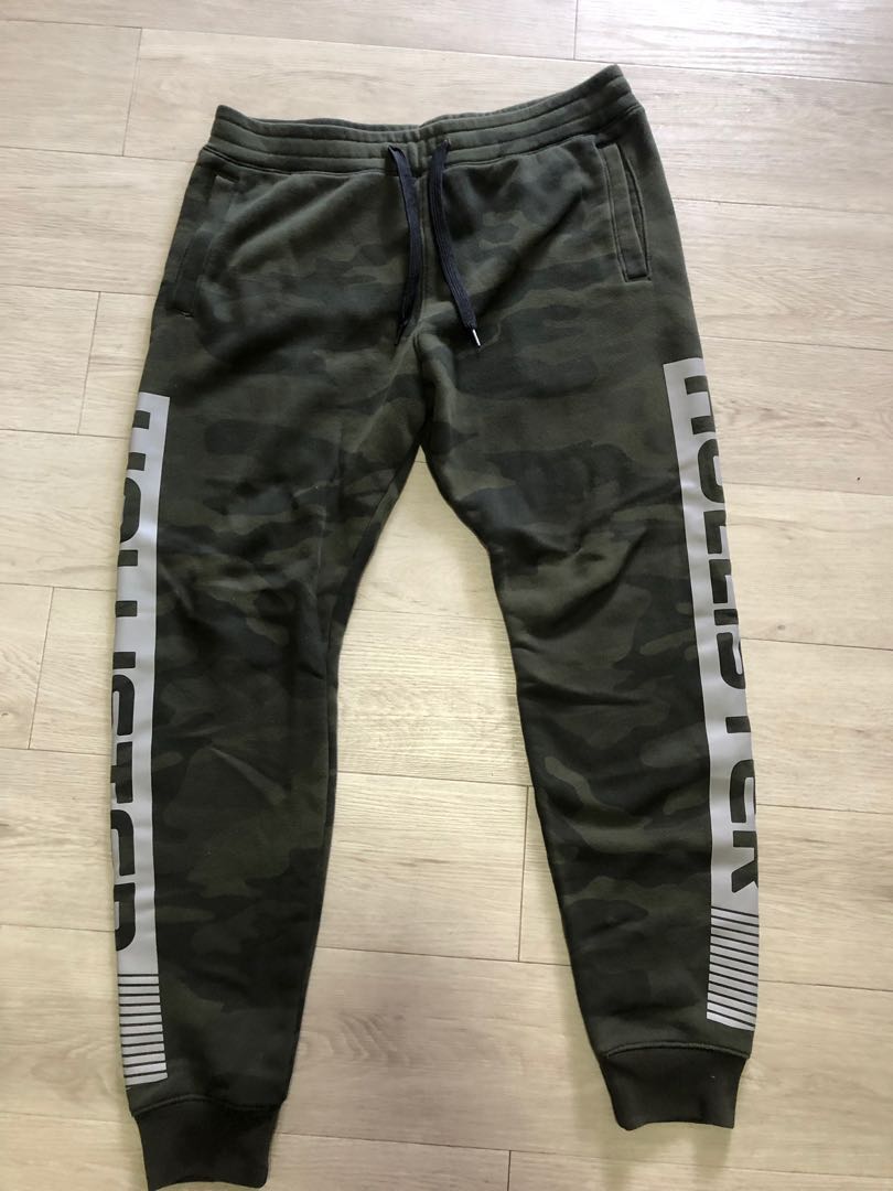 Hollister hot sale camo sweatpants