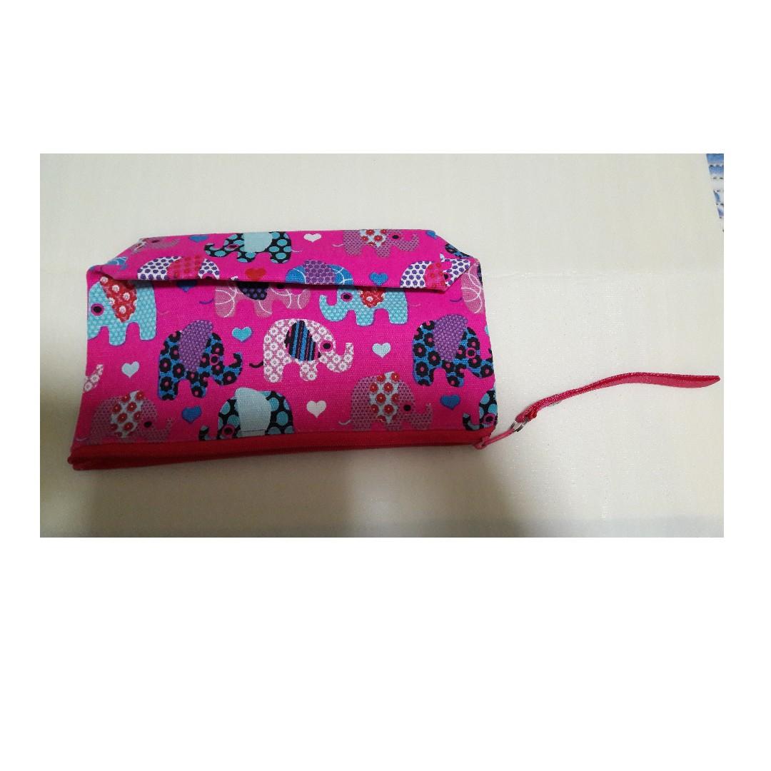 pouch (Category: Purses & Pouches) located in Singapore. Submitted by 1821_lio (Listing ID 224446090, Image 3). Description: .