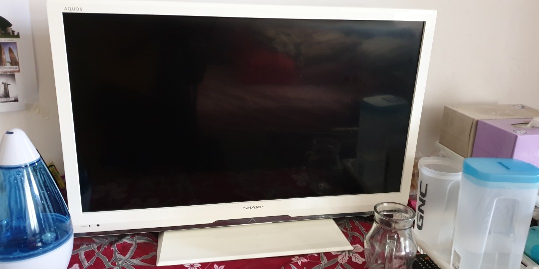 Sharp TV LCD 32" white frame, TV & Home Appliances, TV & Entertainment