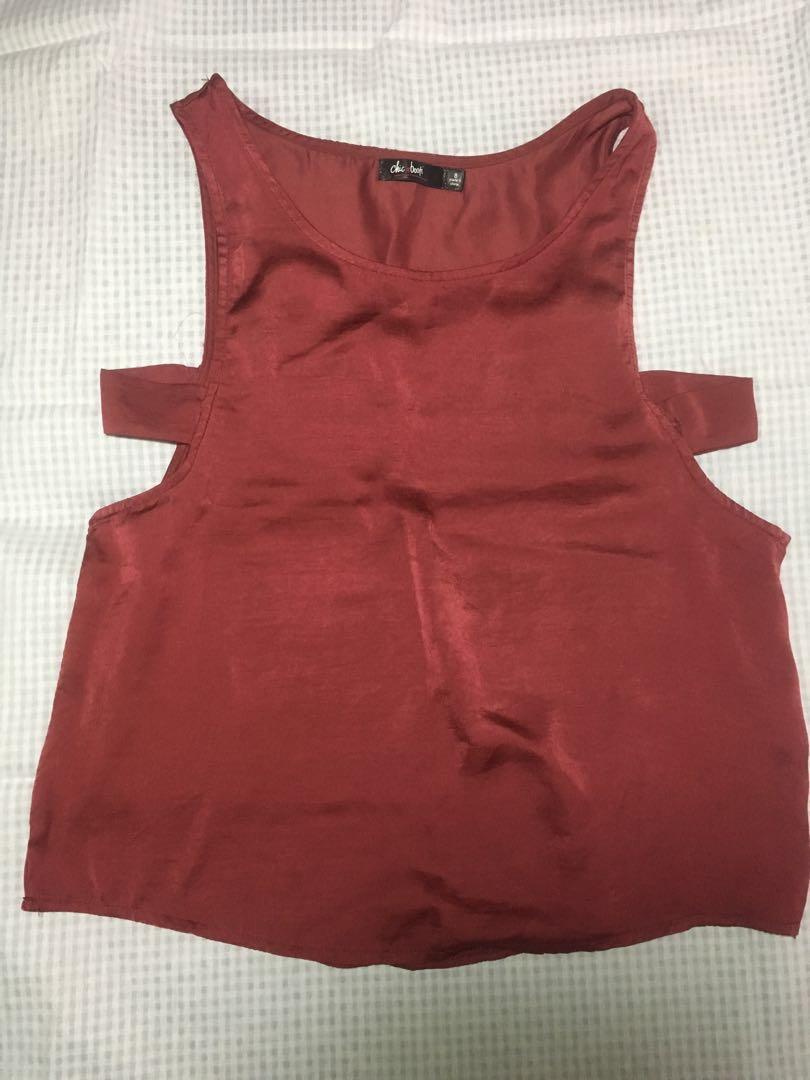 Maroon tank top (Category: Sleeveless) located in Manila. Submitted by arquila (Listing ID 222828346, Image 1). Description: Maroon tank top With Side cutout Bought from bazaar MOP: BDO/BPI or remittance Meetup or Grab/Lalamove/LBC Shipping Fee c/o the buyer .
