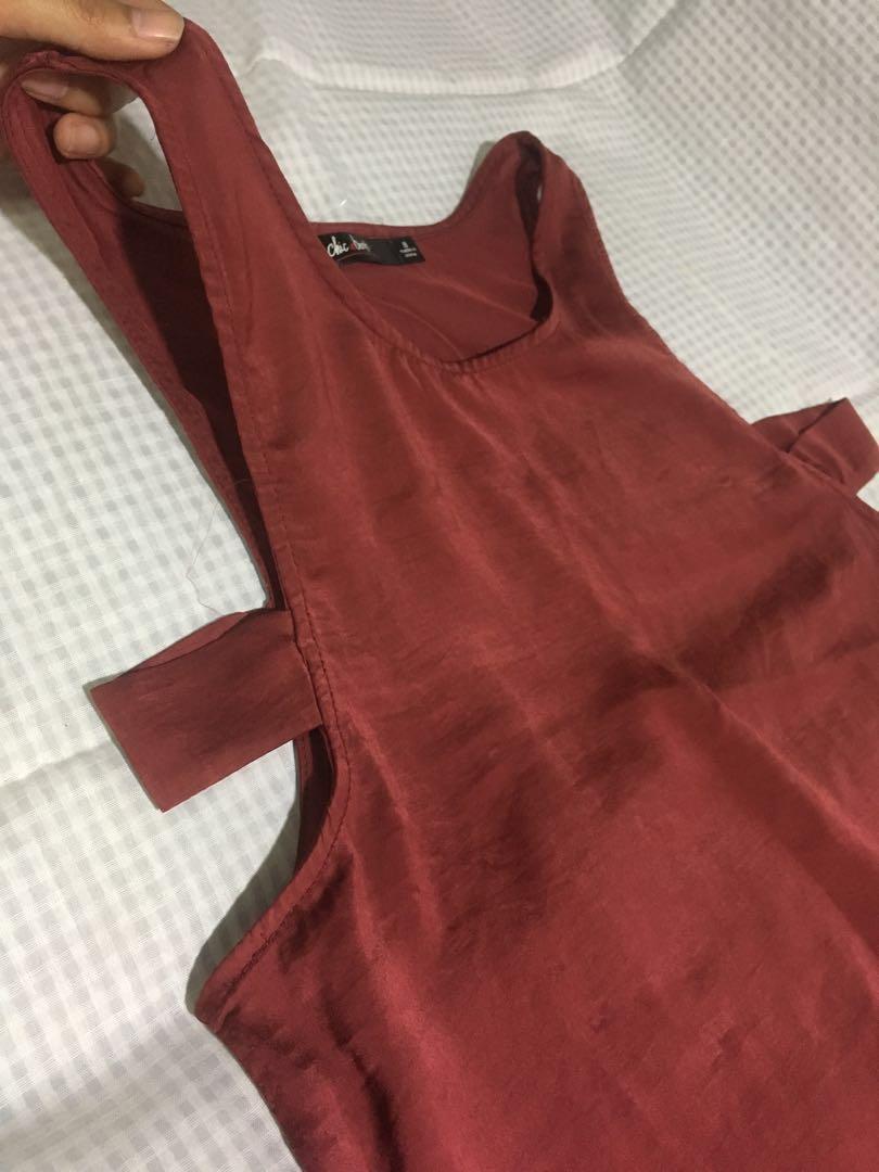 Maroon tank top (Category: Sleeveless) located in Manila. Submitted by arquila (Listing ID 222828346, Image 2). Description: Maroon tank top With Side cutout Bought from bazaar MOP: BDO/BPI or remittance Meetup or Grab/Lalamove/LBC Shipping Fee c/o the buyer .