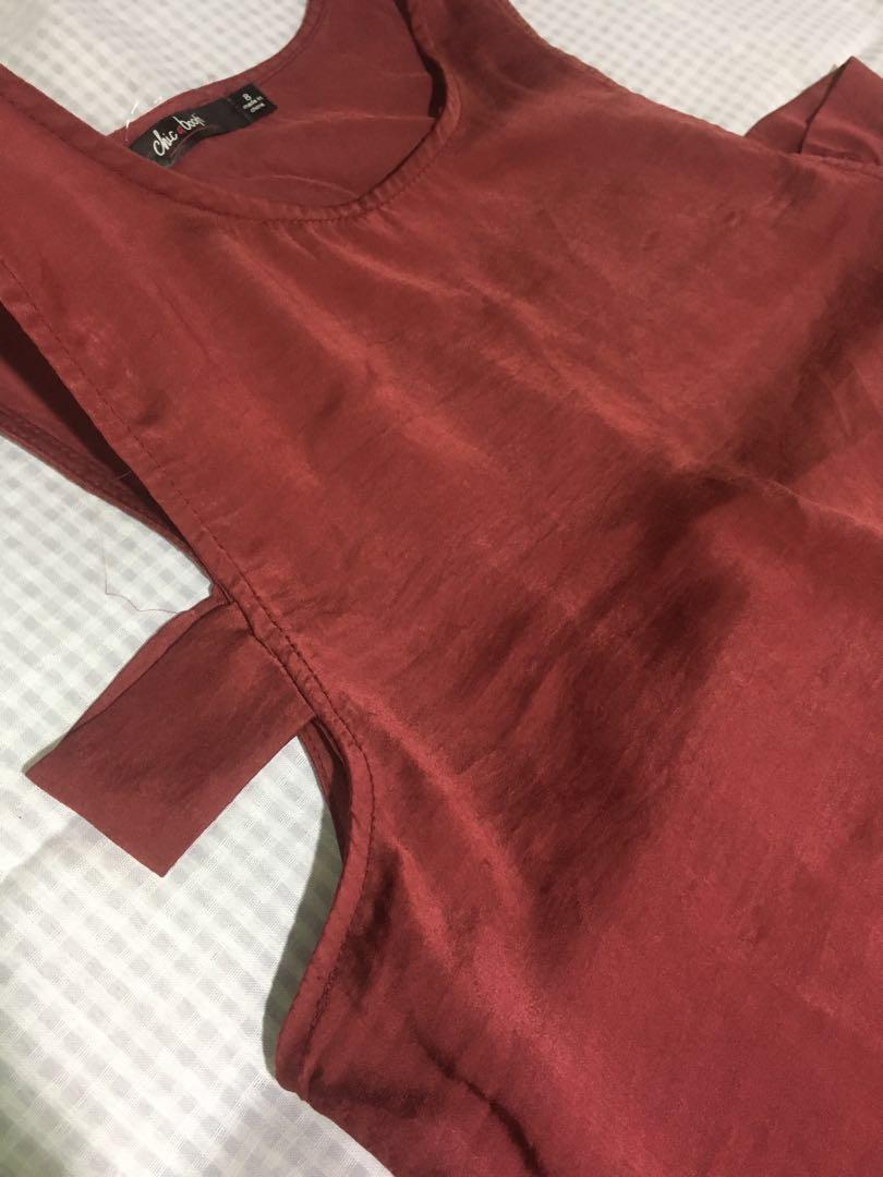 Maroon tank top (Category: Sleeveless) located in Manila. Submitted by arquila (Listing ID 222828346, Image 3). Description: Maroon tank top With Side cutout Bought from bazaar MOP: BDO/BPI or remittance Meetup or Grab/Lalamove/LBC Shipping Fee c/o the buyer .