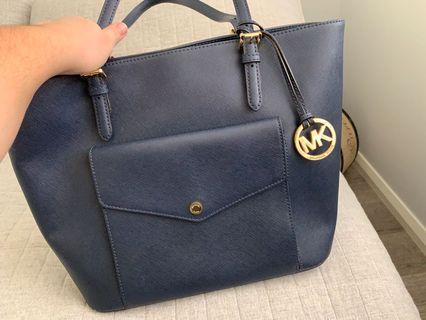 MICHAEL KORS JET SET LARGE SAFFIANO LEATHER SNAP POCKET TOTE - Navy Blue