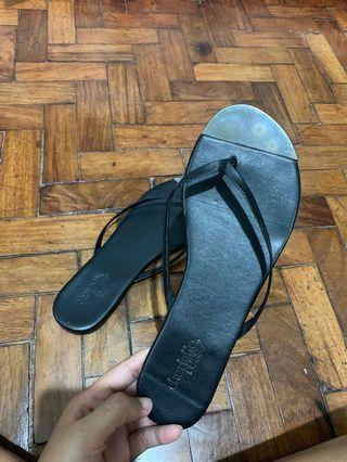 Black flat slippers