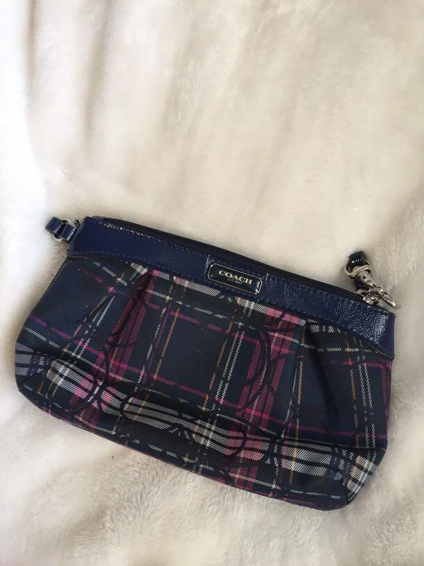 Coach Clutch Purse (Category: Bags & Wallets) located in Toronto. Submitted by clothesandmoreto (Listing ID 224735371, Image 1). Description: Gently used Coach brand handbag. Great for on the go, amazing quality. .