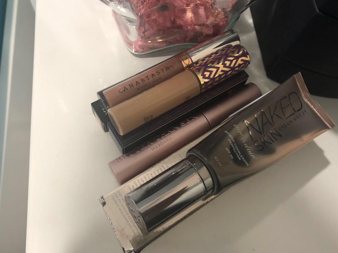 Make up bundle (Category: Makeup) located in Singapore. Submitted by ladan (Listing ID 224466326, Image 1). Description: Good as new, only used 3 times .