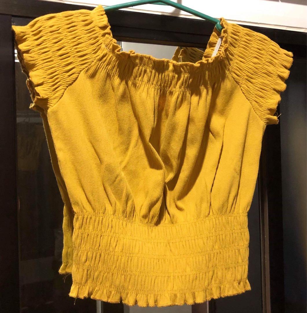 Off shoulder top (Category: Sleeveless) located in Zamboanga. Submitted by cloudx44 (Listing ID 224725355, Image 1). Description: Worn only once Bought it online RFS: my girlfriend’s closet decluttering 🤷‍♂️.