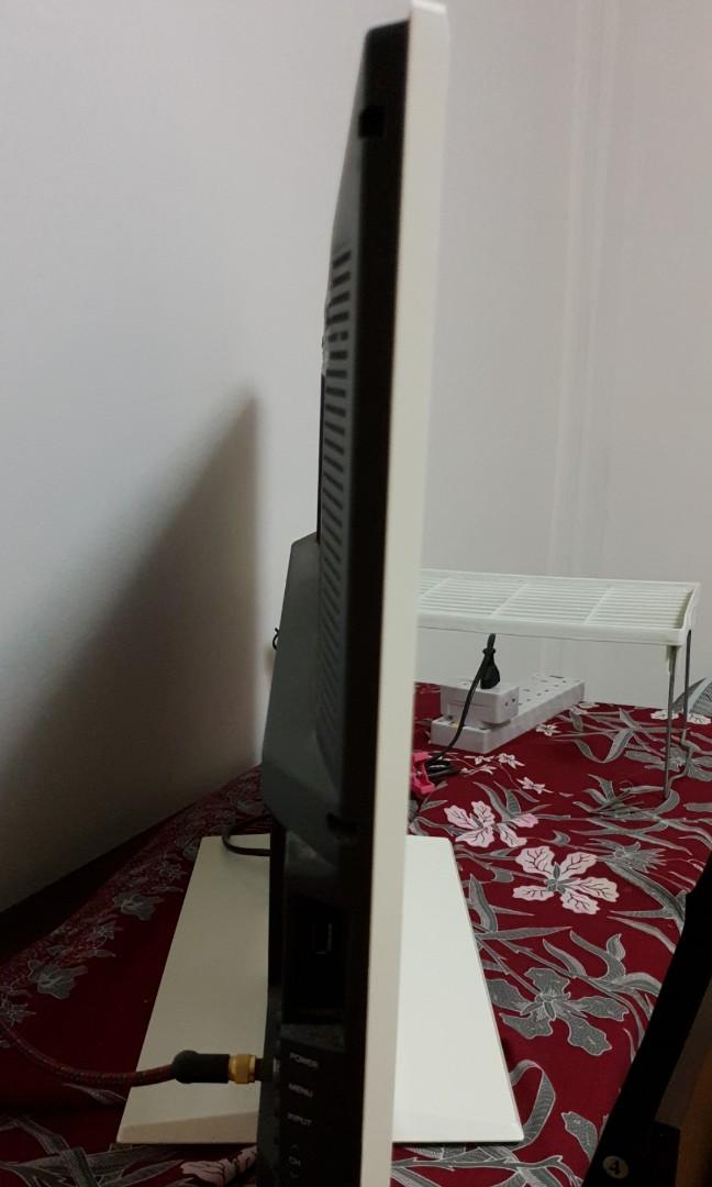 Sharp TV LCD 32" white frame, TV & Home Appliances, TV & Entertainment