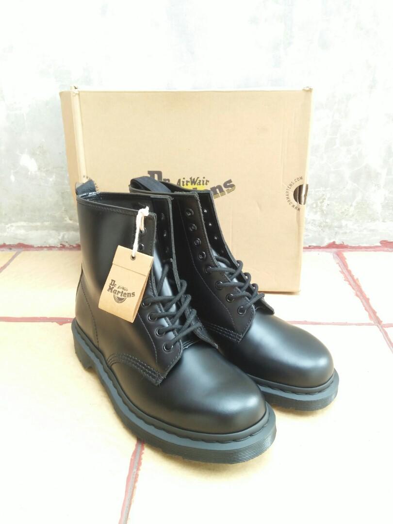 dr martens 1460 mono black, Fesyen Pria, Sepatu , Sepatu Boot di Carousell