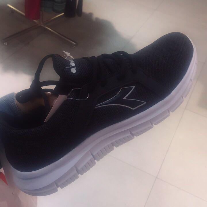 Jual Rugi Sepatu Diadora Hitam Fesyen Pria Sepatu Sneakers Di Carousell