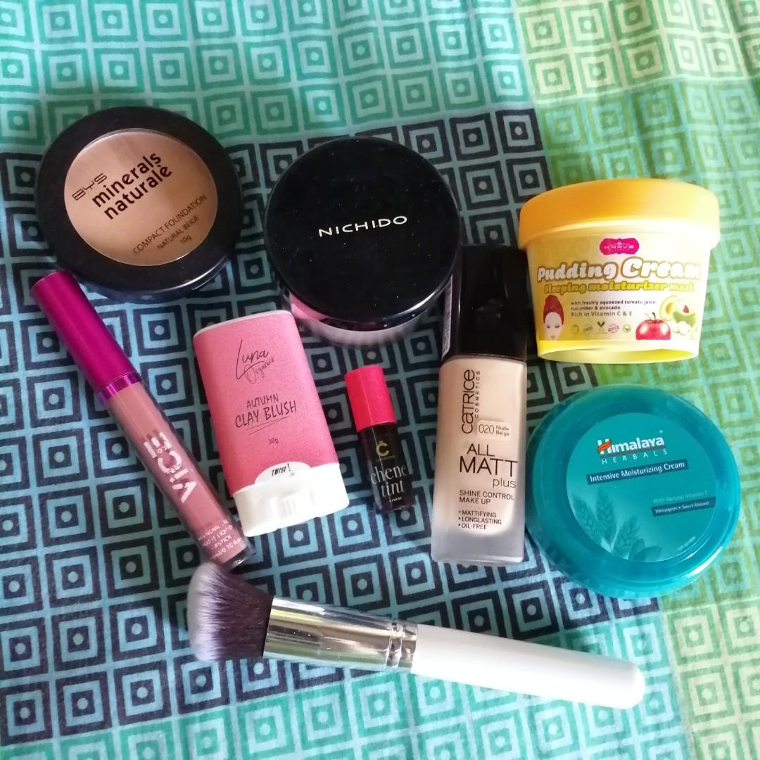 Skincare and Makeup Bundle (Category: Makeup) located in Lucban. Submitted by jajag6 (Listing ID 224884727, Image 1). Description: Take all for only P500😊 Catrice All Matt Foundation-85% Nichido Loose powder-Pink Glow Luna Clay Blush Vice Co. in the Shade Kyemerut Cheneleng Chenetint BYS Compact Foundation-80% Krave Minerale Sleeping Mask-85% Himalaya Moisturizer Brush.