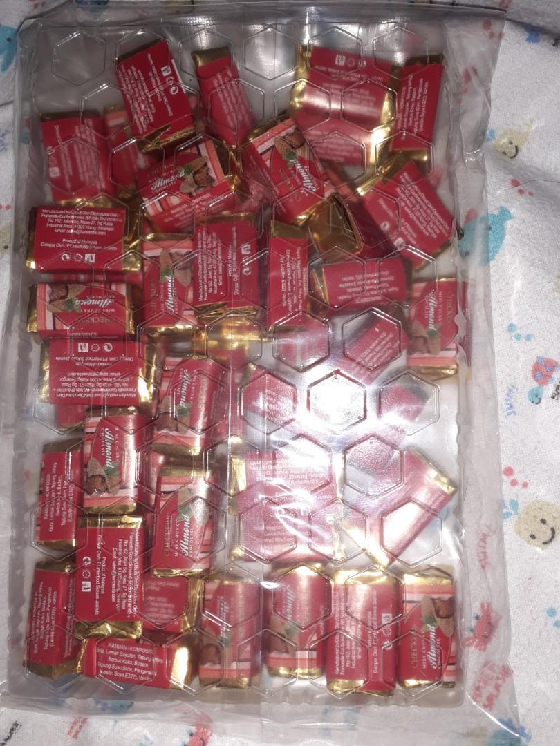 Checkers Mini Chunky Chocolate Almond 400 gram, Makanan & Minuman, Snek