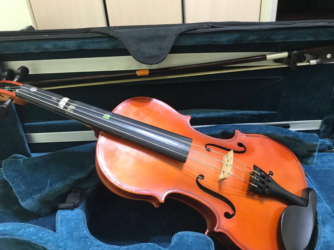 Small violin with bow, Hobbies & Toys, Music & Media, Musical Instruments on Carousell