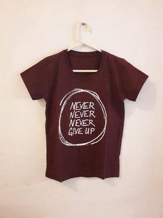 Kaos Maroon Never Give Up