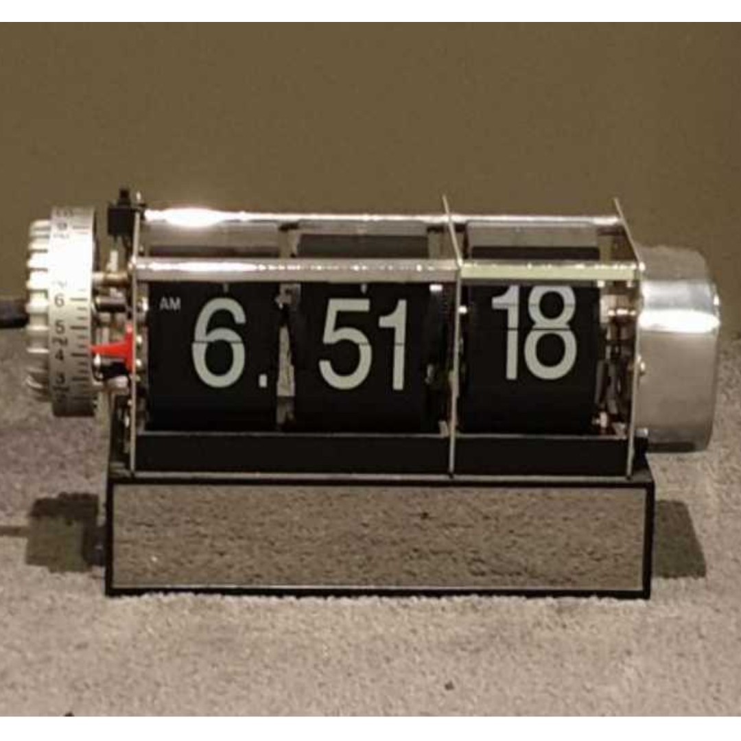 Automatic Flip clock with seconds and alarm function, Furniture & Home