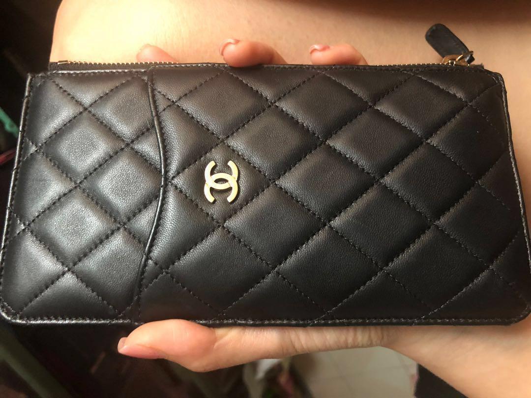 Chanel classic pouch for IPhone, 名牌, 手袋及銀包- Carousell