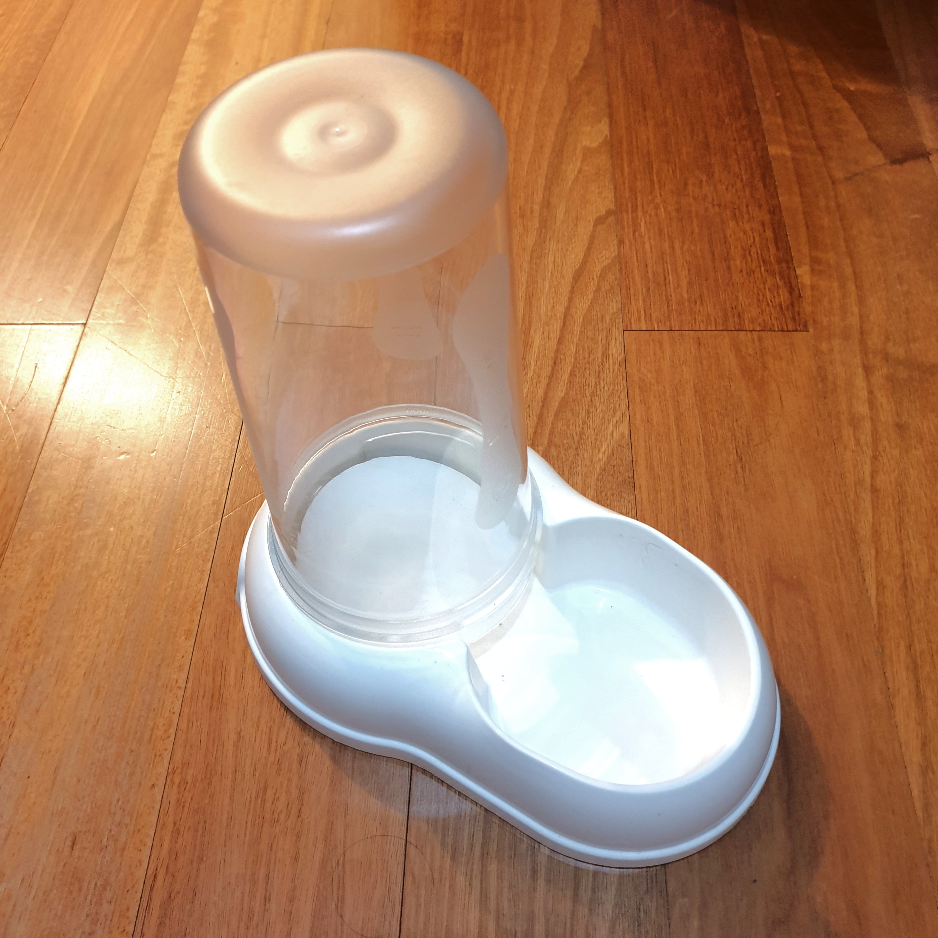 Dispenser Minum Makan Kucing Anjing Warna Putih Minimalis Used