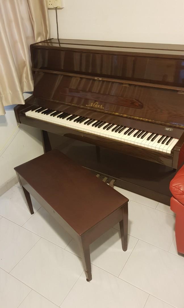 Nieer shop upright piano