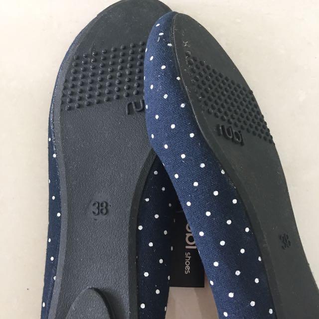 Rubi shoes fountain gate top
