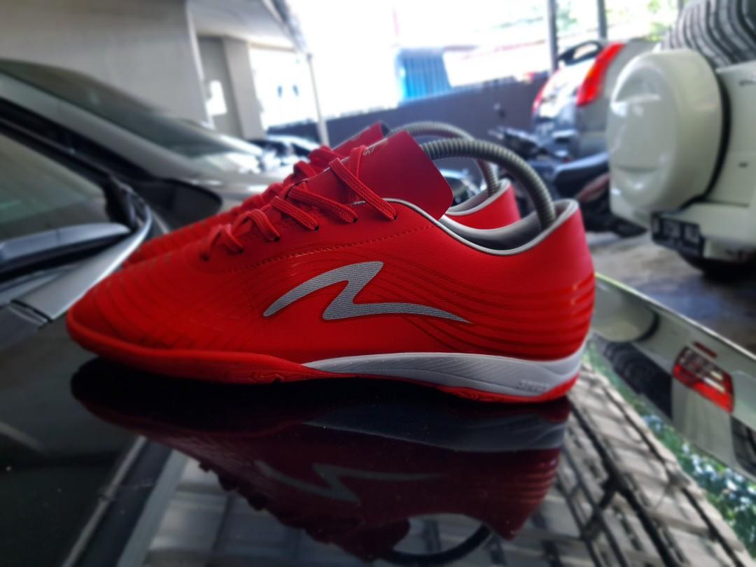 Sepatu Futsal Specs Accelerator Infinity 19 True Red Silver Size 39 Olah Raga Baju Olahraga Di Carousell