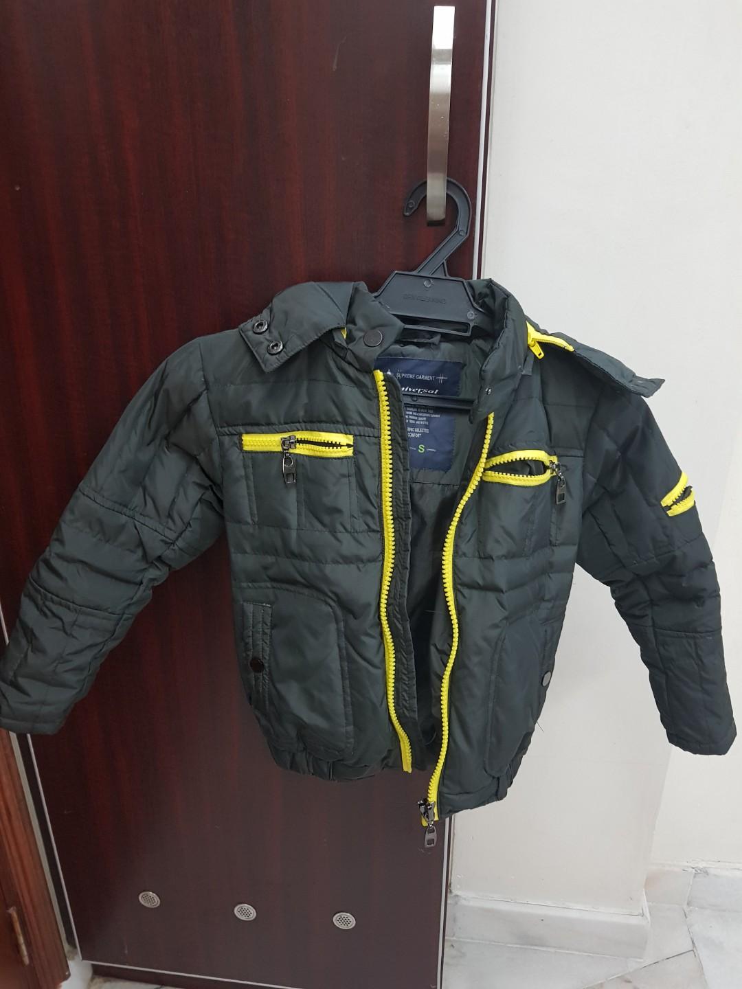 Winter jacket (Category: Babies & Kids Fashion) located in Kuala Lumpur. Submitted by liezayusof (Listing ID 225340166, Image 1). Description: Winter jacket with hoodie for kids 4yr to 6yr Preloved 2 time used Good condition.