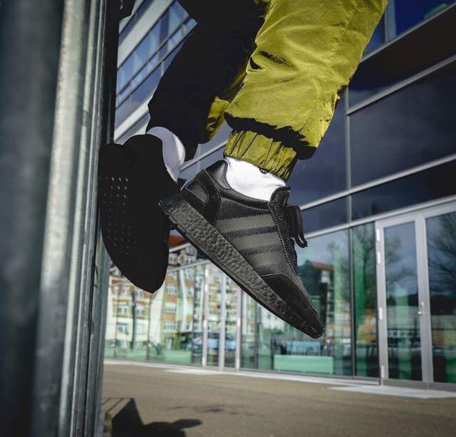 Adidas iniki triple black store