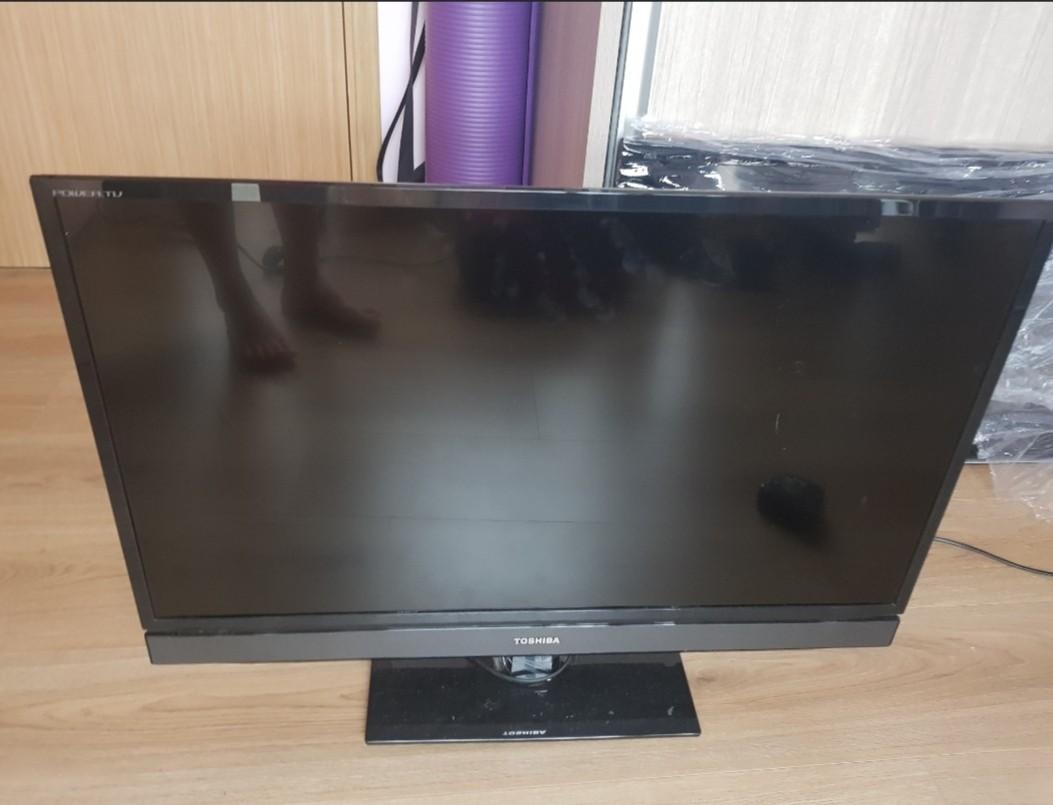 Toshiba LED TV. Model number 32pb200e, TV & Home Appliances, TV