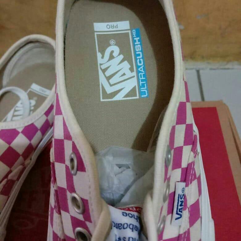 vans authentic pro fuchsia checkered skate shoes