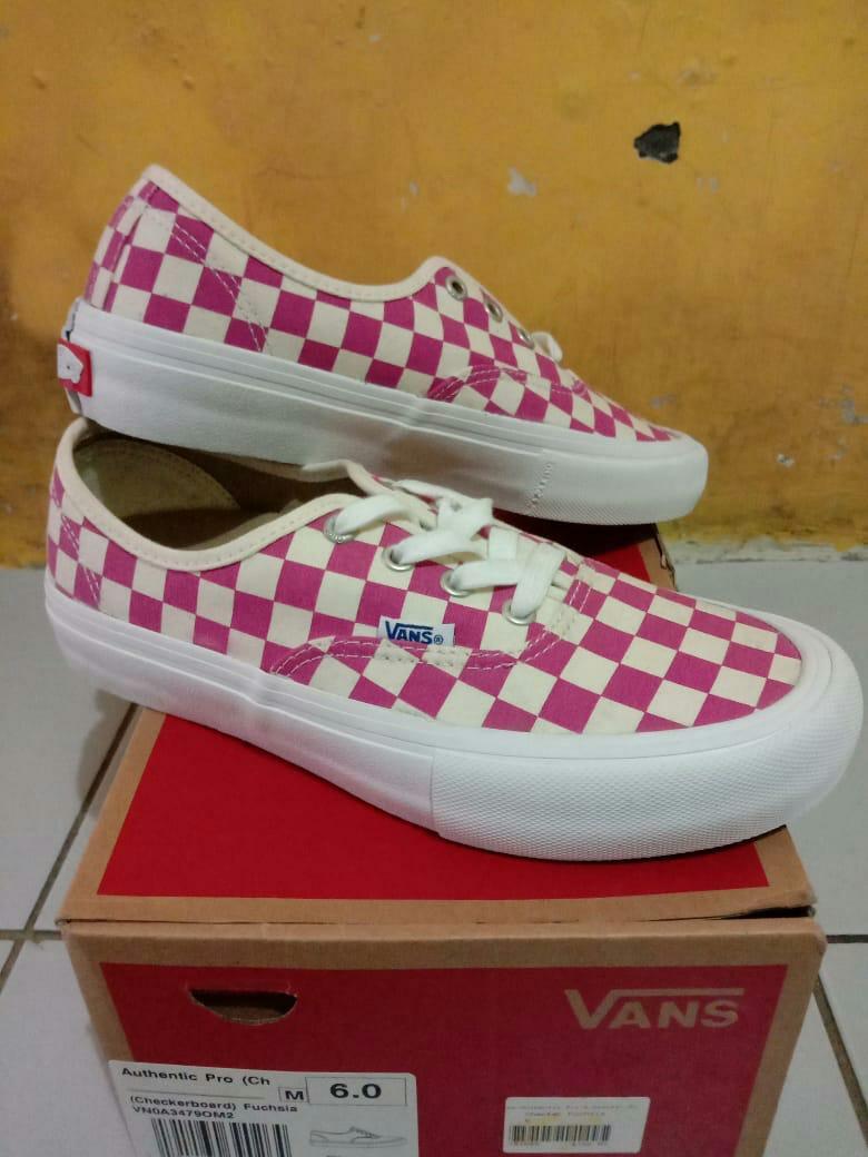 vans authentic pro fuchsia checkered skate shoes