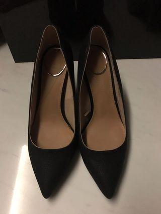 👠Black Pointed 3” Heel