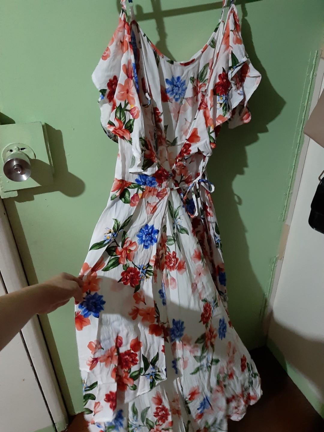 Beach Wrap Around Floral Long Dress (Category: Dresses) located in Mandaluyong City. Submitted by bbhidalgo07 (Listing ID 225806428, Image 1). Description: Asymmetrical long beach dress; off shoulder Bought at 600php selling for 400php only!!! Sobrang ganda ng tela, di mainit sa katawan. Used only once for sa beach wedding..