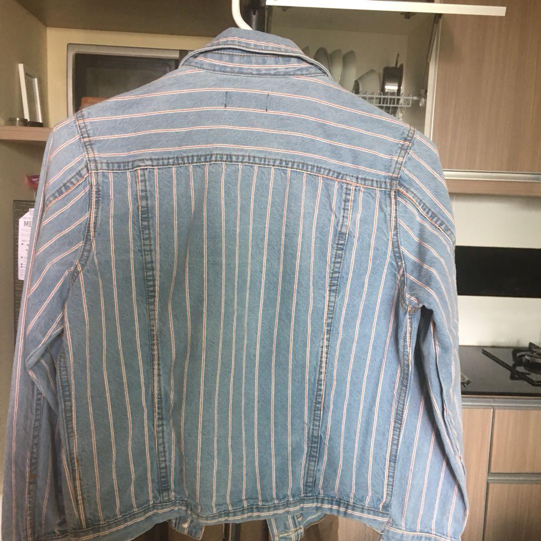LIGHT WASH DENIM JACKET, Fesyen Wanita, Pakaian Wanita, Baju Luaran di Carousell