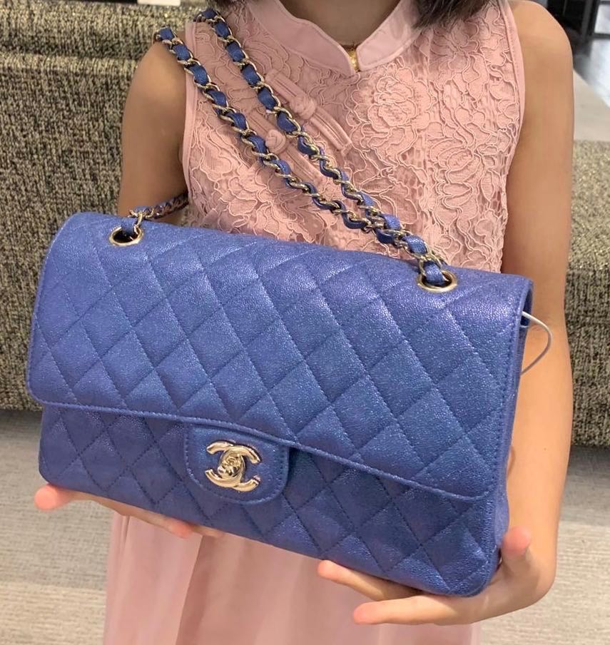 😱😱MOST SOUGHT AFTER - Chanel 19S iridescent blue medium ! Full