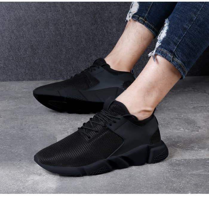 Sepatu Sneakers Pria Warna Hitam Fesyen Pria Sepatu Sneakers Di Carousell
