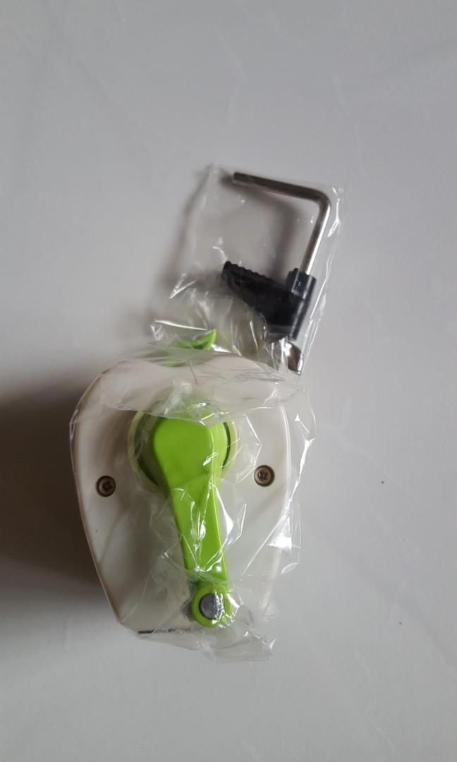 Table sharpener (Category: Craft Supplies & Tools) located in Singapore. Submitted by rebbbbbbb (Listing ID 225764950, Image 3). Description: Green apple sharpener Blue apple sharpener Ladybug sharpener (smaller) $5 ⚠️ SOLD ⚠️.