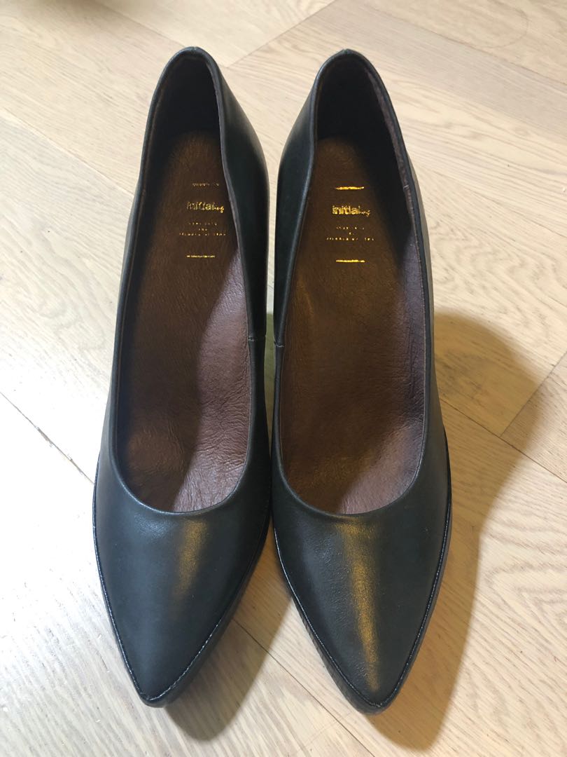 Initial （分類：Loafers）位於 Hong Kong。 由 kellysnow21 提交（商品編號 225986837，圖片 2）。簡介： 買咗幾年 但太多鞋完全無著過 99.9%新 估計是真皮。