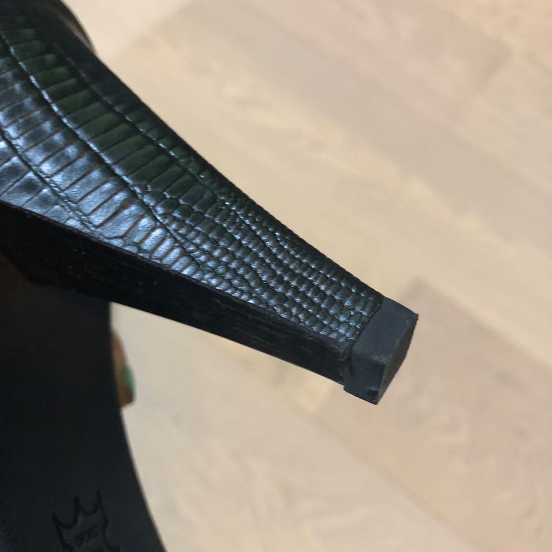 Initial （分類：Loafers）位於 Hong Kong。 由 kellysnow21 提交（商品編號 225986837，圖片 5）。簡介： 買咗幾年 但太多鞋完全無著過 99.9%新 估計是真皮。