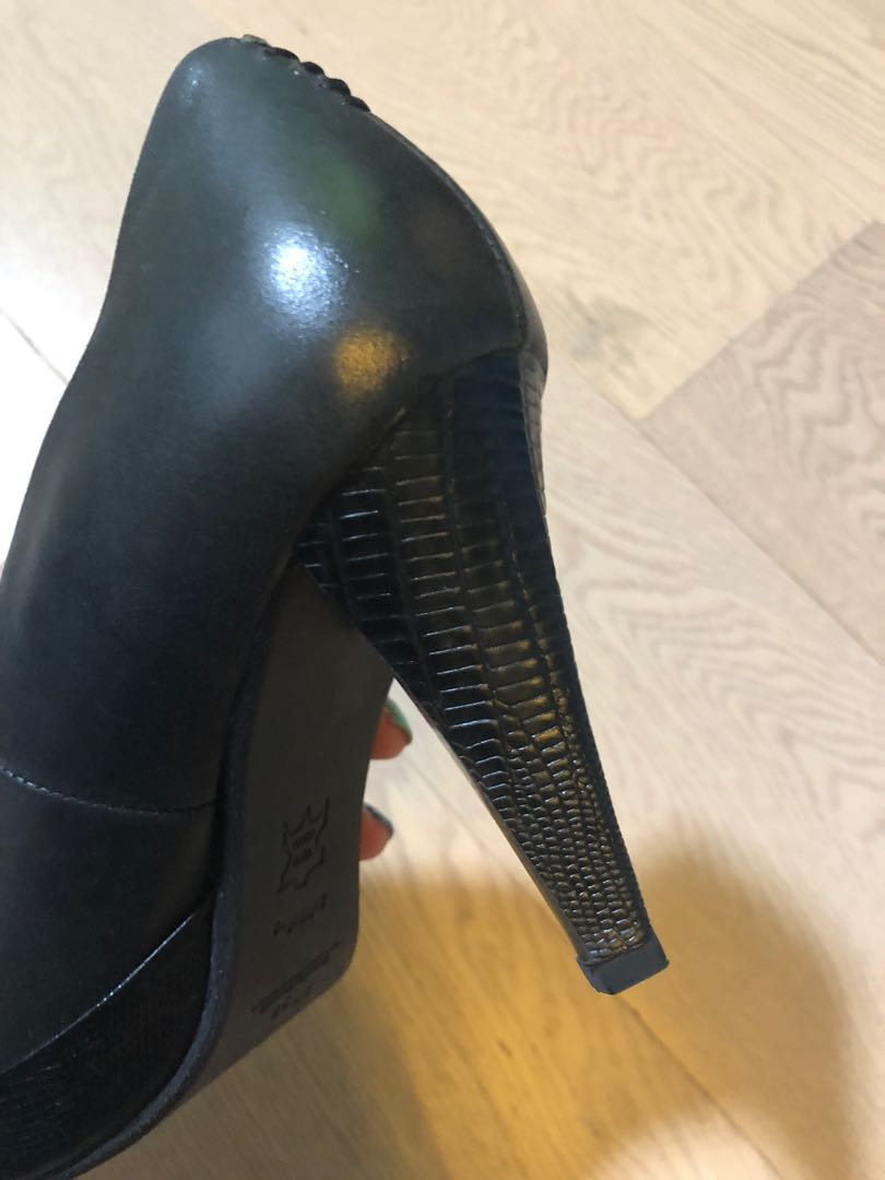 Initial （分類：Loafers）位於 Hong Kong。 由 kellysnow21 提交（商品編號 225986837，圖片 4）。簡介： 買咗幾年 但太多鞋完全無著過 99.9%新 估計是真皮。