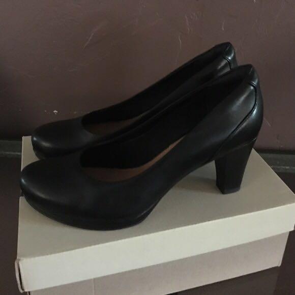 clarks ladies black court shoes